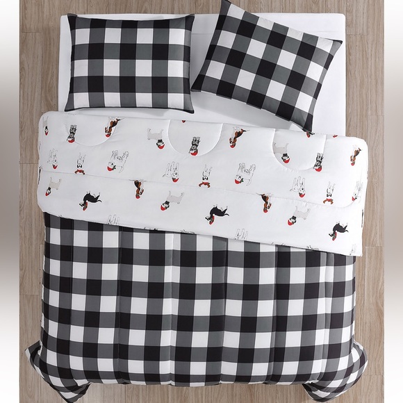 Full/Queen set includes 3 pieces: comforter (90" x 90"), two shams (20" x 26"') - Picture 3 of 13